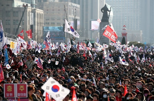 극우 논란 탓? 한국당, 20·30대 여성 지지율 고작 3.3%