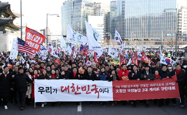 자유한국당 황교안 대표와 심재철 원내대표를 비롯한 의원들이 14일 오후 서울 광화문광장에서 열린 '문 정권 국정농단 3대 게이트 규탄대회'를 마치고 청와대 방향으로 행진하고 있다/사진=연합뉴스