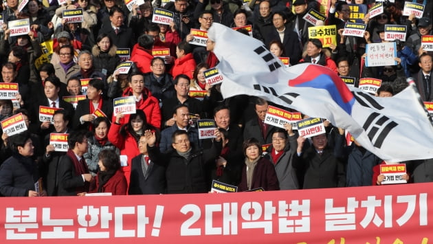 황교안 자유한국당 대표가 16일 오전 서울 여의도 국회 본청 계단 앞에서 열린 '공수처법 선거법 날치기 저지 규탄대회'가 끝난 뒤 두손을 들어 인사하고 있다. /사진=연합뉴스