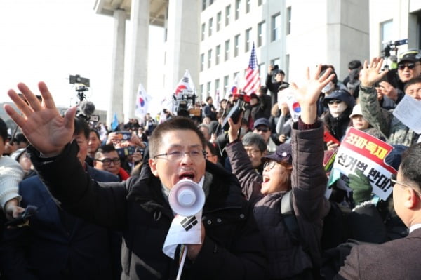 황교안 자유한국당 대표가 16일 서울 여의도 국회에서 열린 '공수처법 선거법 날치기 저지 규탄대회' 참가자들과 함께 시위를 벌이고 있다. /사진=연합뉴스