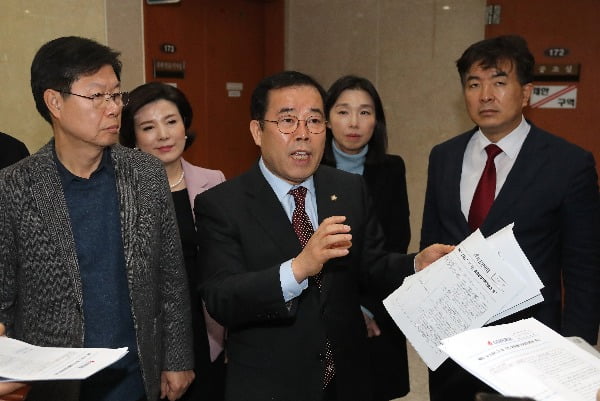 자유한국당 박성중 미디어특위 공동위원장이 19일 오전 서울 여의도 국회 정론관에서 기자회견을 열고 불공정 보도에 대한 '삼진아웃제' 실시를 발표한 뒤 취재진의 질문에 답하고 있다. 사진=연합뉴스