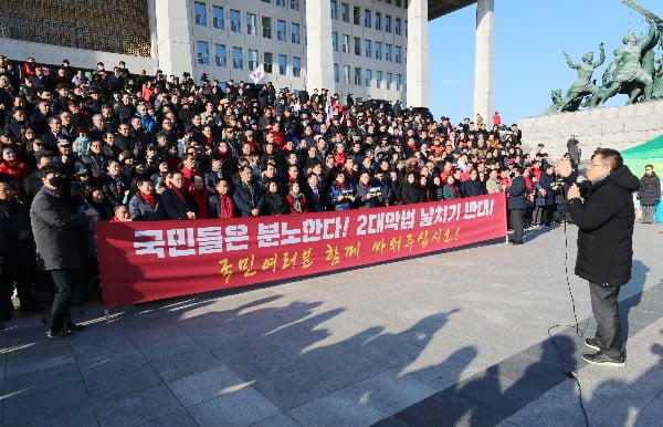 자유한국당 황교안 대표가 19일 오후 서울 여의도 국회  정문 인근에서 열린 '공수처법·선거법 날치기 저지 규탄대회'에서 발언하고 있다. 사진=연합뉴스