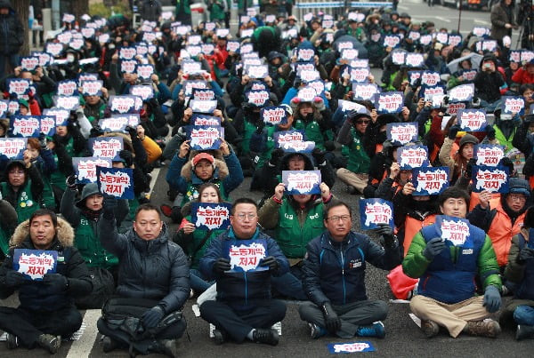 민주노총 조합원들이 21일 오후 서울 청와대 인근에서 열린 '노동개악 행정조치 정부규탄, 톨게이트 노동자 투쟁승리' 결의대회에서 구호를 외치고 있다. 사진=연합뉴스