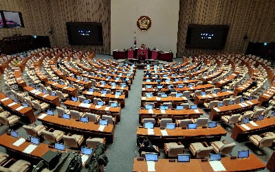 밤샘 필리버스터 中 화장실 갔다 온 김종민…'주호영은 기저귀도 찼는데'