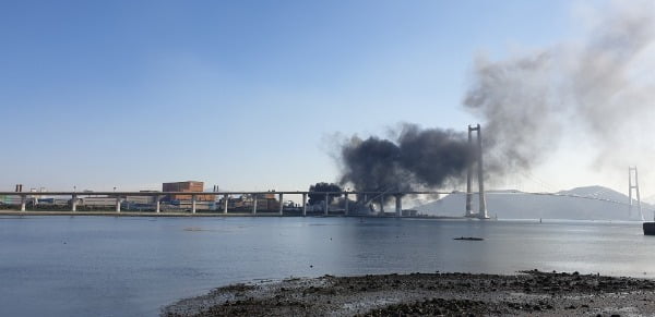 24일 오후 1시 41분께 전남 광양시 포스코 광양제철소에서 폭발로 추정되는 불로 연기가 나고 있다. 연합뉴스