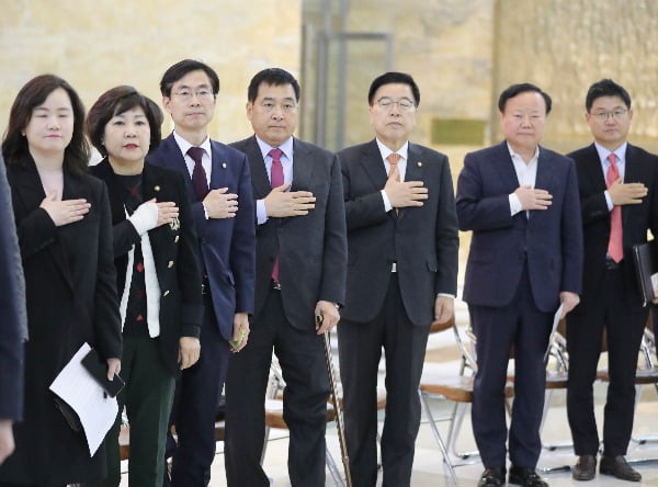 국민의례하는 자유한국당 의원들/사진=연합뉴스