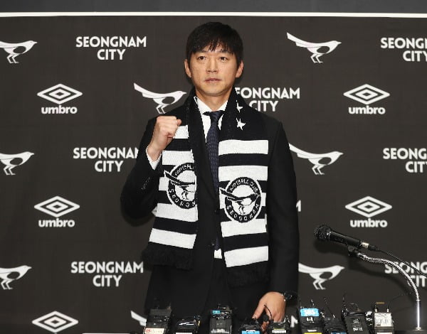 김남일 성남FC 신임 감독이 26일 오후 경기도 성남시 탄천종합운동장에서 열린 취임식에서 기념촬영을 하고 있다/사진=연합뉴스