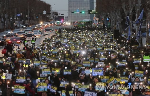 "조국 수호, 검찰 개혁"…서초동 달빛 집회 열려