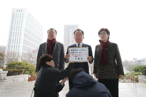 자유한국당 소속 이주영 국회부의장(가운데), 최연혜 간사(오른쪽), 강효상 의원이 30일 오후 서울 서초구 대검찰청에서 북한선원 강제북송 관련 고발장을 제출하기에 앞서 취재진의 질문에 답하고 있다. 사진=연합뉴스