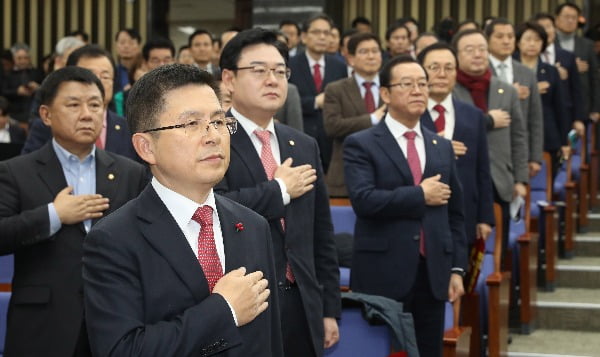 황교안, 지역구 험지 출마와 불출마 놓고 숙고 중…비례출마는 선택지서 지워