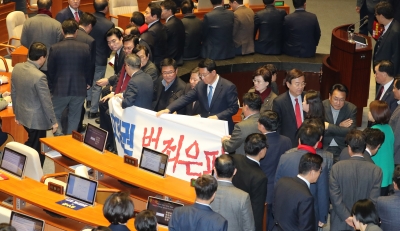 '공수처 표결' 앞두고 한국당 본회의장 연단서 농성…본회의 개최 지연