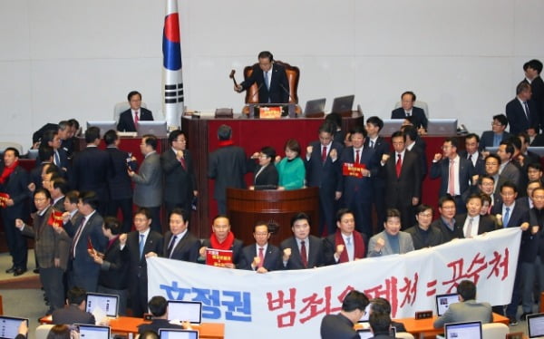 고위공직자범죄수사처법(공수처법) 본회의 표결을 앞두고 30일 국회 본회의장에서 자유한국당 의원들의 항의 가운데 문희상 국회의장이 개의를 선언하고 있다. /사진=연합뉴스