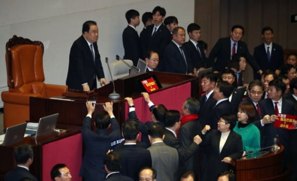 고위공직자범죄수사처법 본회의 표결을 앞두고 30일 국회 본회의에서 문희상 국회의장이 개의를 선언하자 자유한국당 의원들이 항의하고 있다. /사진=연합뉴스