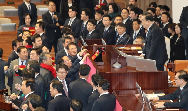 문희상 국회의장이 30일 오후 열리 국회 본회의에서 한국당 의원들의 항의 속에 사회를 보고 있다.  /사진=연합뉴스