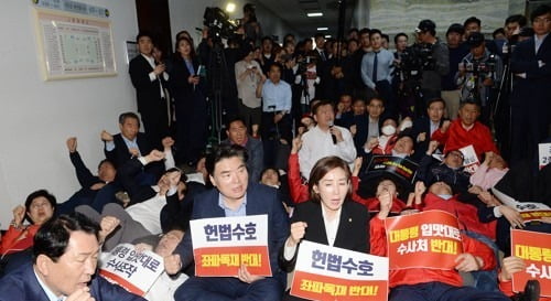  한국당 의원들이 지난 4월 패스트트랙 정국 당시 농성을 하고 있는 모습. 사진=연합뉴스