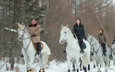 김정은, 49일만에 군마타고 백두산 등정…이번엔 軍간부 동행