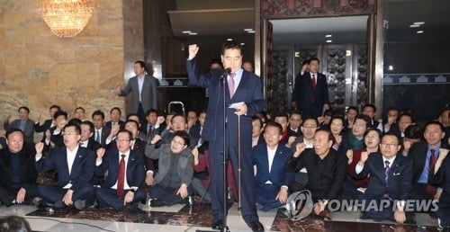 한국당, 국회서 철야농성…"밀실 날치기, 文정권 몰락의 시작"