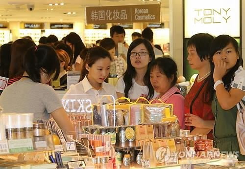 한국산 화장품, 中시장 3년 권좌 '위태'…일본에 1위 내주나
