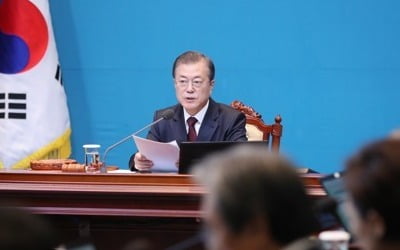 文대통령 "부모 동시 육아휴직, 개선 체감토록 잘 알려달라"