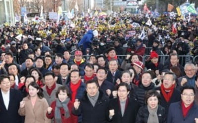 한국당, 사흘째 국회서 패스트트랙法 저지 집회