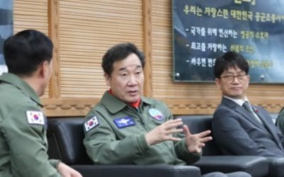 이총리, 서산 공군기지 방문…연말 맞아 공군 격려