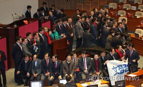 [속보] 국회 본회의 개의…여야 대치 속 공수처법 곧 표결