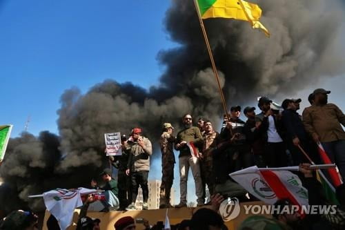 이라크 친이란 시위대 美 대사관 공격…트럼프 "모두 이란 책임"