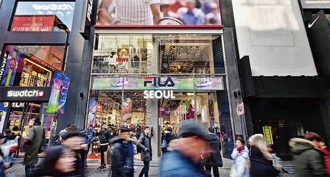 화장품 매장 대신 옷 가게 찾은 중국인들…휠라·MLB ‘K패션’ 돌풍