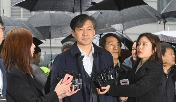조국 전 법무부 장관이 구속 전 피의자 심문(영장실질심사)에 출석하고 있다. 사진=강은구 기자 egkang@hankyung.com