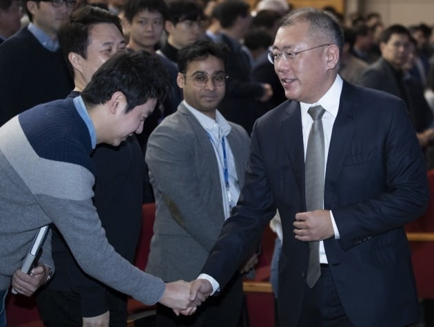  2일 오전 서울 서초구 현대차 본사에서 열린 2020년 시무식에서 정의선 현대자동차그룹 수석부회장이 직원과 악수를 하고 있다. [사진=연합뉴스]