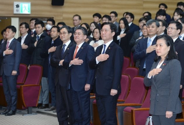 산업통상자원부는 지난 2일 정부세종청사에서 시무식을 개최했다. 앞줄 오른쪽부터 유명희 통상교섭본부장, 성윤모 장관, 정승일 차관, 박원주 특허청장. 산업통상자원부 제공