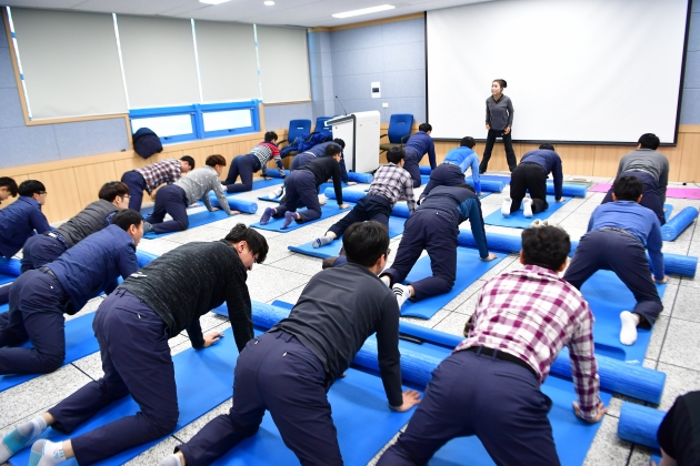 경주 월성원전본부 직원들이 근골격계 질환 예방을 위한 맞춤형 운동을 하고 있다. 월성본부 제공