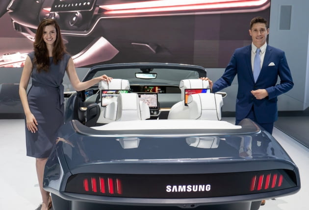 삼성전자 모델들이 인포테인먼트 시스템을 제공하는 차량용 '디지털 콕핏 2020'을 소개하고 있다. 삼성전자 제공.