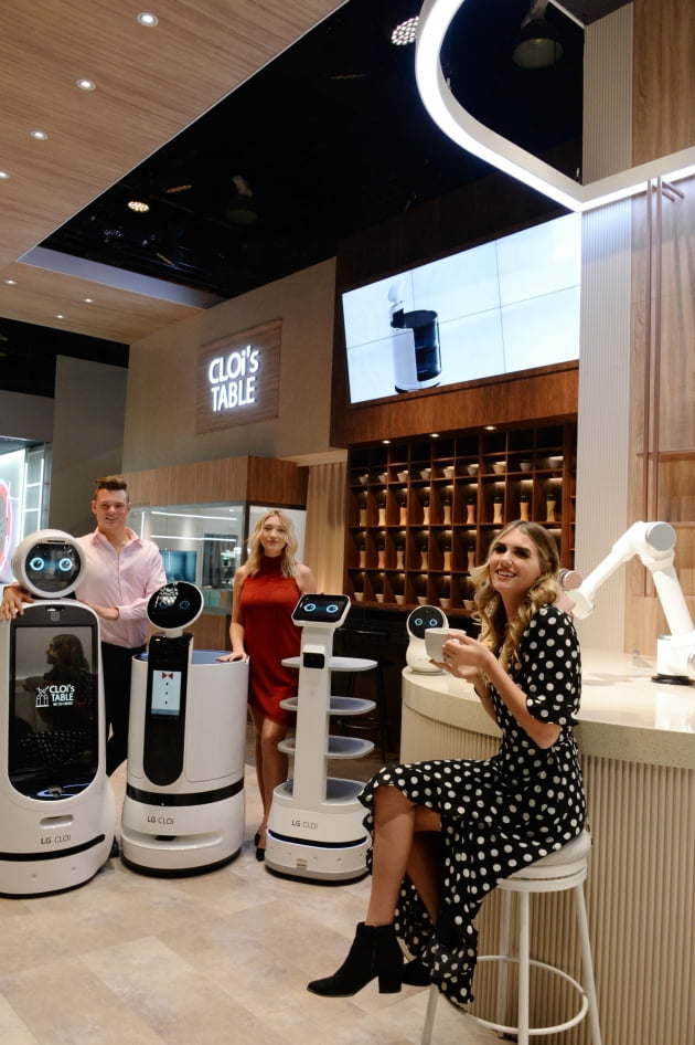 LG전자 모델들이 7일 미국 라스베이거스에서 개막한 ‘CES 2020’ 전시 부스 내 ‘클로이 테이블’존에서 레스토랑 서비스 로봇들을 소개하고 있다. LG전자  제공