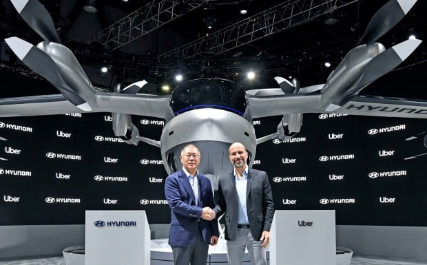 정의선 현대자동차그룹 수석부회장(왼쪽)과 우버의 다라 코스로샤히 CEO가 PAV 콘셉트 'S-A1' 모형 앞에서 기념사진을 찍고 있다. 사진=현대차그룹