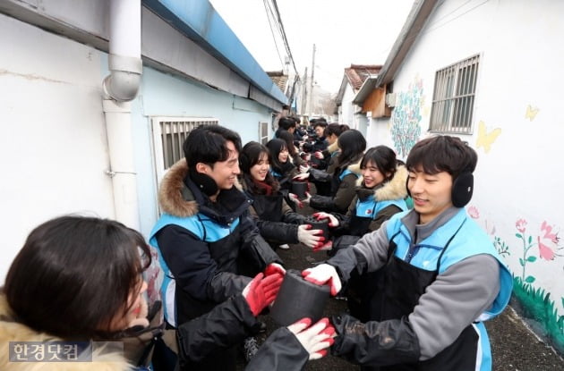 대우건설 신입사원들이 광명시 소하동 일대에서 ‘사랑의 연탄나눔’ 봉사활동을 실시했다.(자료 대우건설)