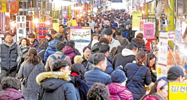 지난해 설을 맞아 재래시장에서 장을 보고 있는 시민들의 모습 /사진=허문찬 기자