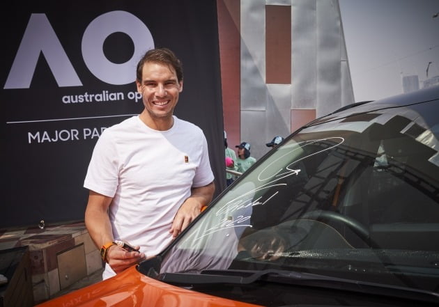 기아차 글로벌 홍보대사 라파엘 나달(Rafael Nadal) 선수가 셀토스에 기념 사인을 하고 있는 모습 [사진=기아자동차]