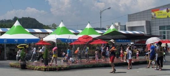 아리울씨앤디가 지역 축제에 공급하는 '이동식 바닥분수'. / 사진=아리울씨앤디 제공