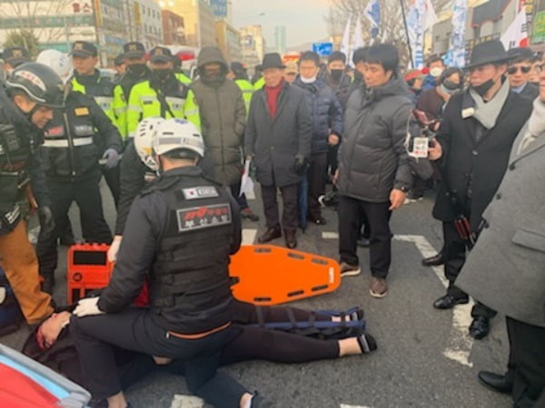 부산 태극기 집회 도중 60대 남성이 차량 타고 돌진…7명 부상