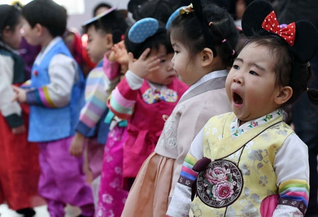 설맞이 합동 세배하는 어린이들