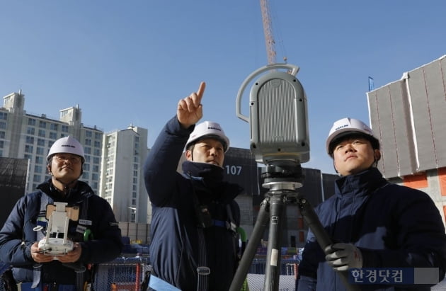 김포에서 건설중인 'e편한세상 김포 로얄하임' 현장에서 대림산업 직원들이 3D 스캐너와 드론을 활용해 BIM 설계에 필요한 측량자료를 촬영하고 있다. (자료 대림산업)
