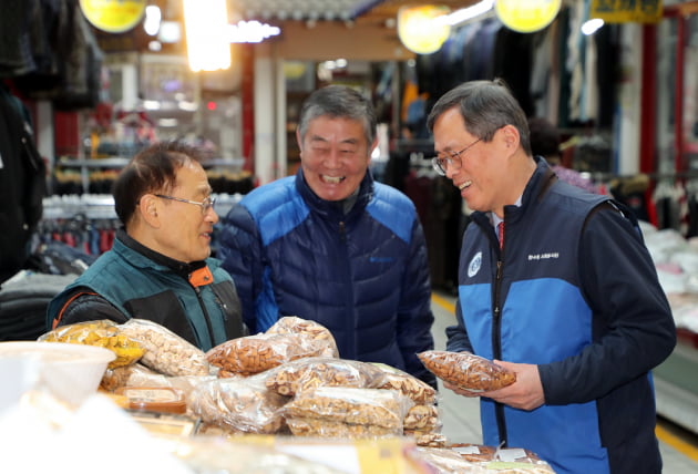 정재훈 한국수력원자력 사장(오른쪽)이 21일 경주 중앙시장에서 상인들과 이야기하고 있다. 한수원 제공
