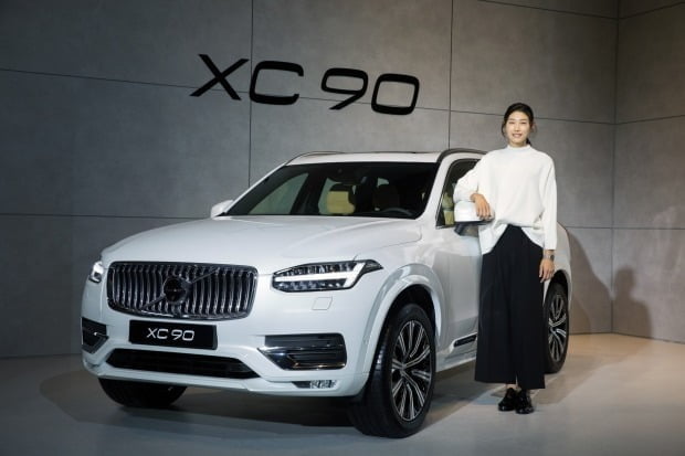 볼보자동차 플래그십 SUV 신형 XC90 앞에서 포즈를 취하는 배구선수 김연경 [사진=볼보자동차코리아]