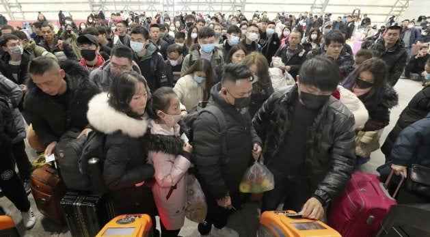 중국 동남부 장쑤성 난퉁시의 한 기차역에서 지난 22일 마스크를 쓴 중국인들이 외지로 떠나기 위해 개찰구 통과를 기다리고 있다. 우한 폐렴은 이날 이후에도 중국 전역으로 걷잡을 수 없이 확산하고 있다. 연합뉴스