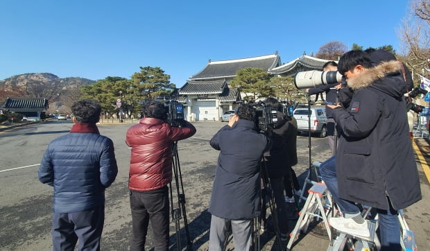 유재수 전 부산시 경제부시장 감찰 무마 의혹과 관련, 검찰이 지난달 청와대 민정수석실의 압수수색을 시도하자 촬영기자들이 청와대 앞에서 대기하고 있다. 연합뉴스