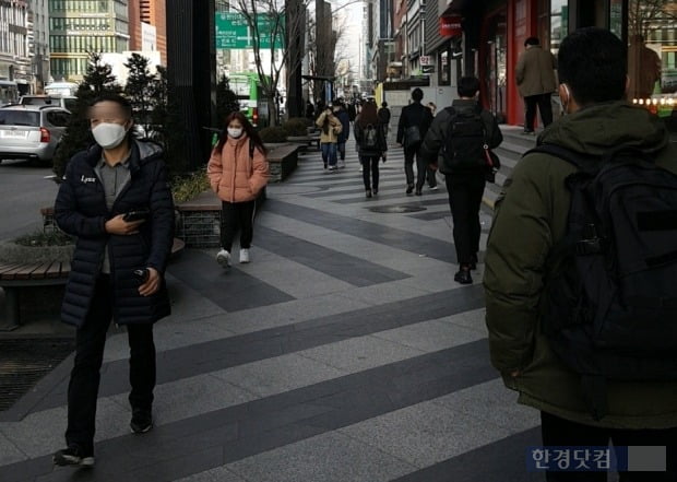 31일 시민들이 마스크를 끼고 서울 강남구 강남대로를 지나고 있다./사진=이미경 기자