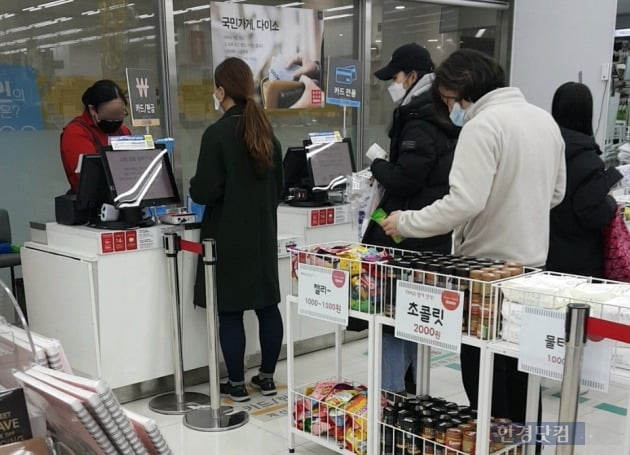 31일 서울 강남구 다이소 신논현역 지점에서 방문객들이 마스크를 끼고 계산대 앞에 서있다./사진=이미경 기자