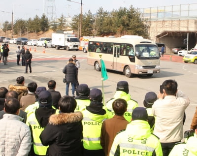 아산·진천 주민 "우한 교민 수용"...숙원사업·안전대책 요구