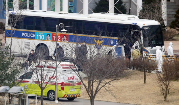 중국 후베이성  우한에서 온 교민들을 경찰버스가 지난달 31일 충남 아산 경찰인재개발원으로 이송하고 있다.  /연합뉴스